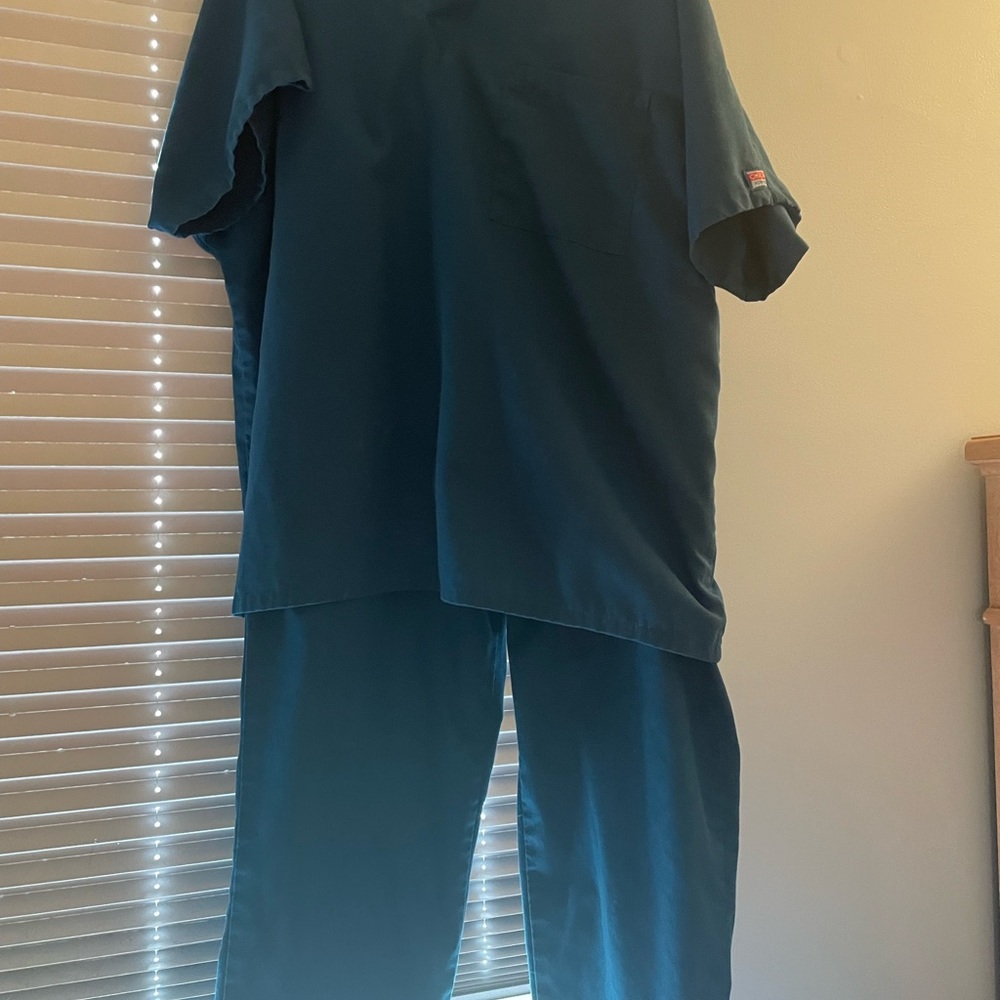 Used Caribbean Blue/ Dark Teal Scrub Set (Large)